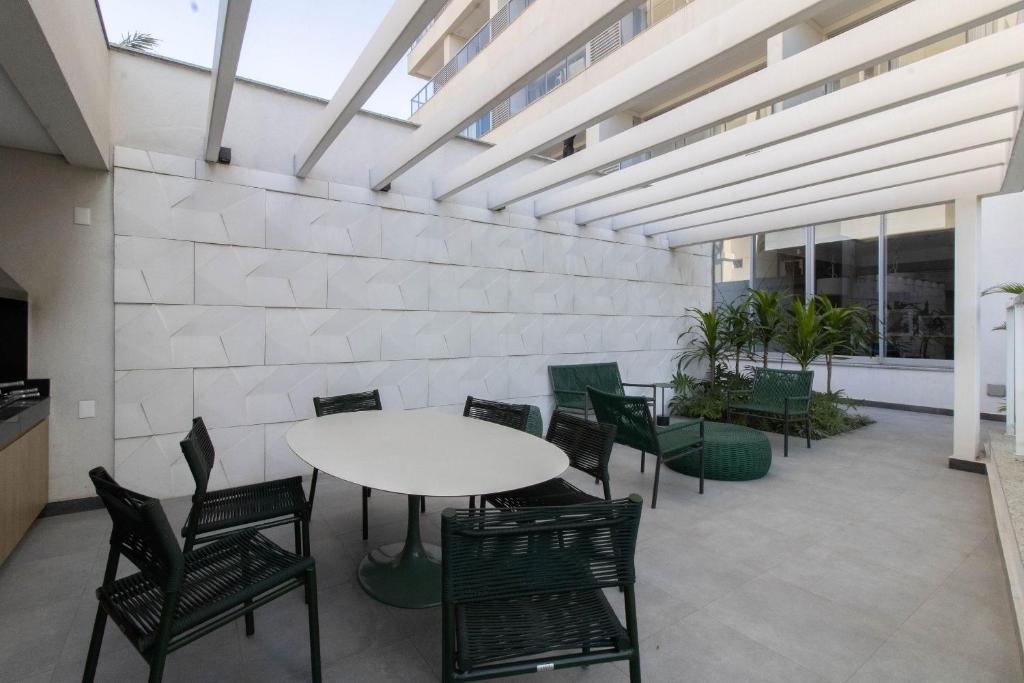 a dining room with a table and chairs at 1006 Seu melhor endereço in Guarulhos