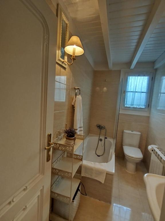 Kúpeľňa v ubytovaní Cabárceno Chalet vacacional Casa Pedro La Abadilla