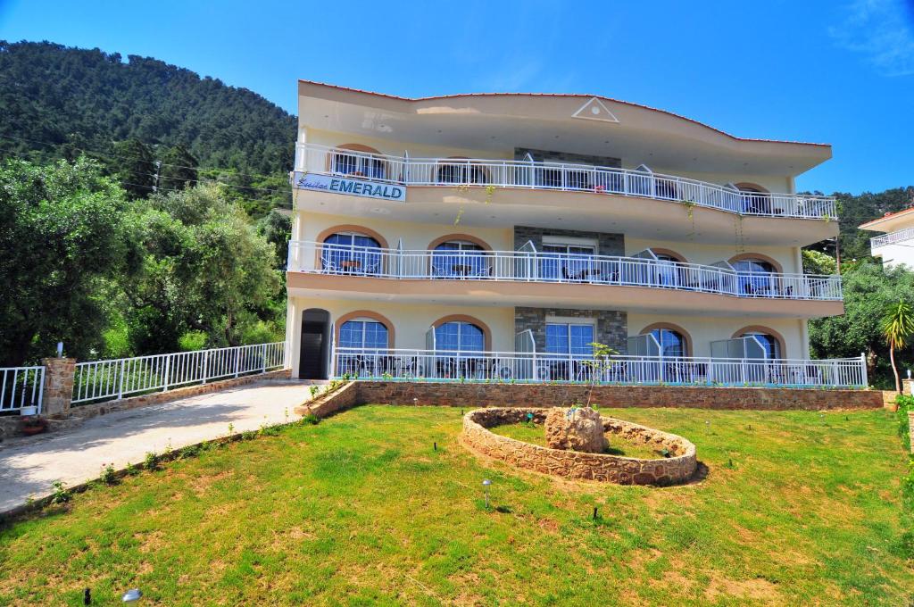 Nespecifikovaný výhled na hory nebo výhled na hory při pohledu z aparthotelu