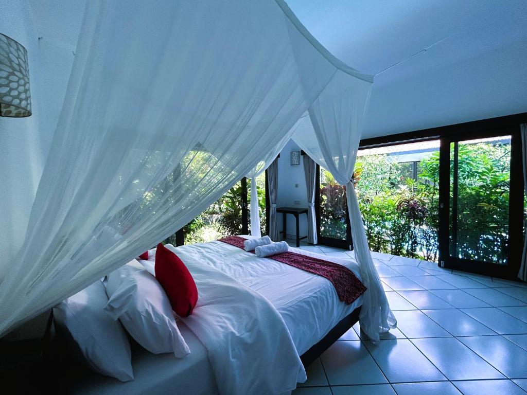Postel nebo postele na pokoji v ubytování Ambary Ubud - Villas With Workspaces, Ideal For Groups