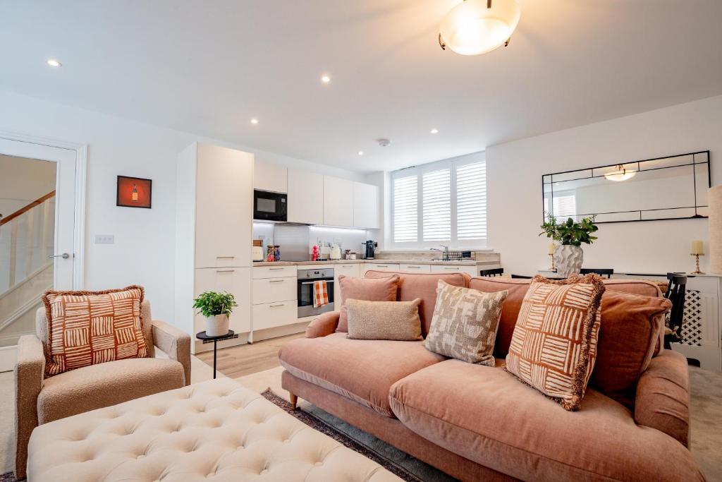 a living room with a couch and a kitchen at 3 The Old School House in Worcester