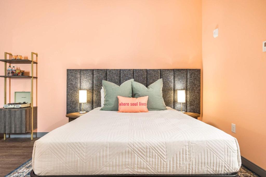 ein Schlafzimmer mit einem großen Bett mit zwei Lampen in der Unterkunft Bold & Floral Little Richard Getaway in Macon