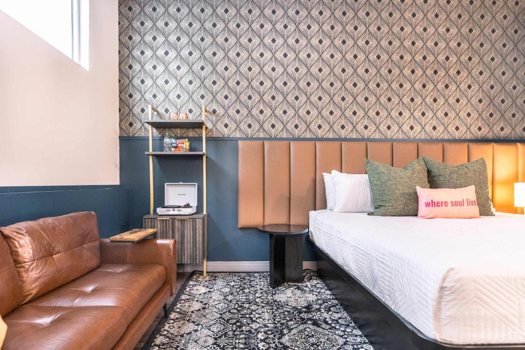 un dormitorio con una cama y un sofá en Elegant Downtown Escape with Luxe Vibes, en Macon