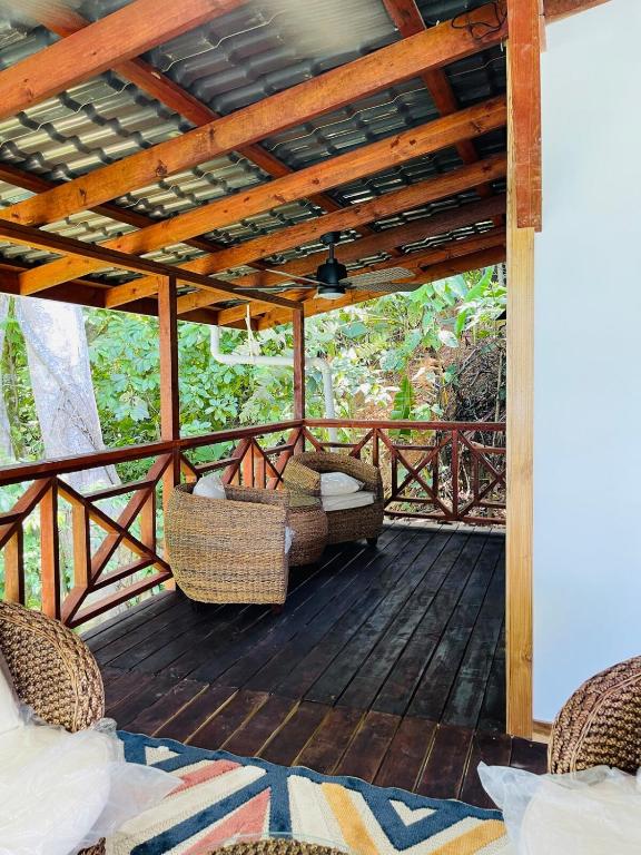 Posezení v ubytování Hilltop Jungle Bungalow