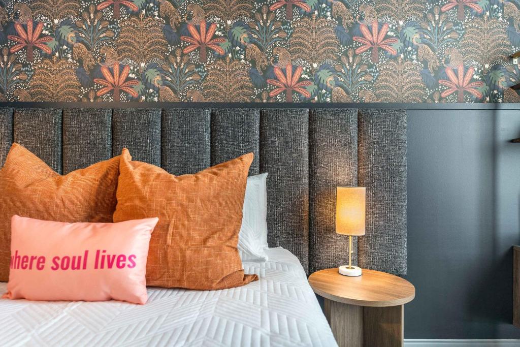 En eller flere senge i et værelse på Otis-Inspired Hideaway in the Heart of Macon