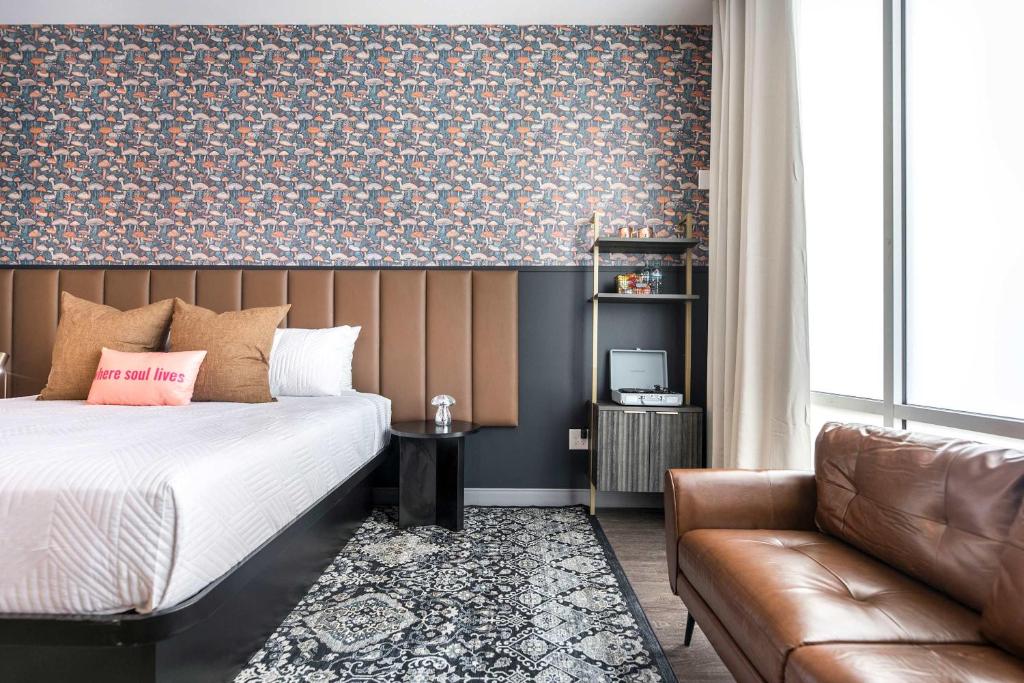 una habitación de hotel con una cama y un sofá en Widespread Panic Vibes and Comfort Stay, en Macon