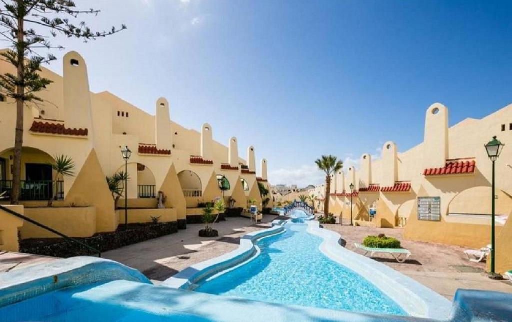 Bazén v ubytování Amazing holidays in Tenerife with wifi nebo v jeho okolí