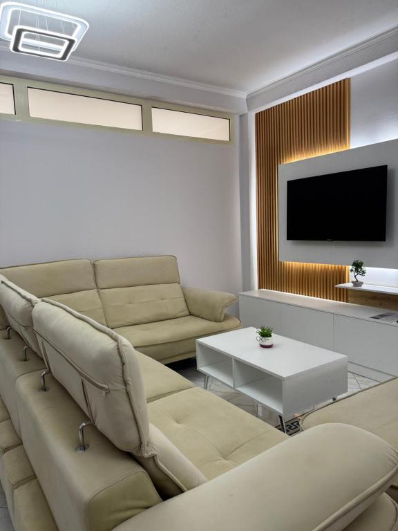 TV a/nebo společenská místnost v ubytování LuxurySeaview Apartment