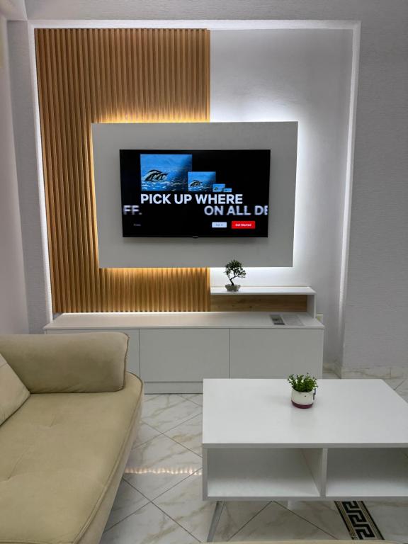 TV a/nebo společenská místnost v ubytování LuxurySeaview Apartment