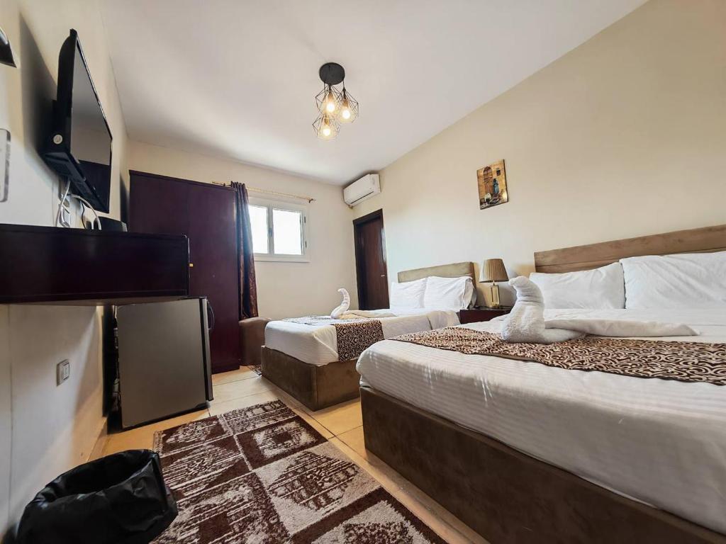 Postel nebo postele na pokoji v ubytování Hur Pyramids Inn