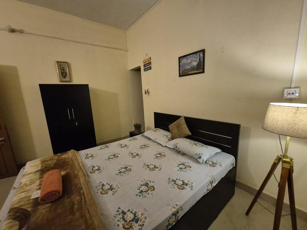 Postel nebo postele na pokoji v ubytování Reeha'r Aashray - 'A 1BHK personal home'