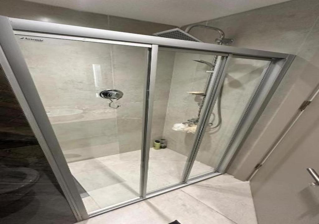 una ducha con puerta de cristal en un baño en Dimer country, en Beylikduzu