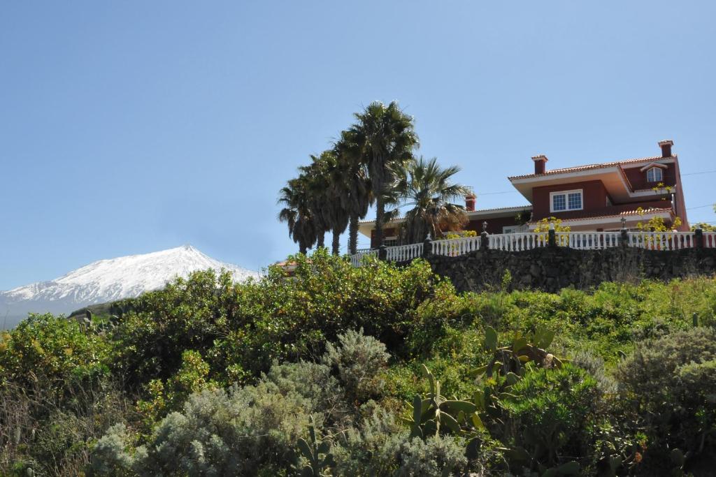 una casa en una colina con una montaña en el fondo en Vivienda Vacacional Paseo Mirabal, en Icod de los Vinos