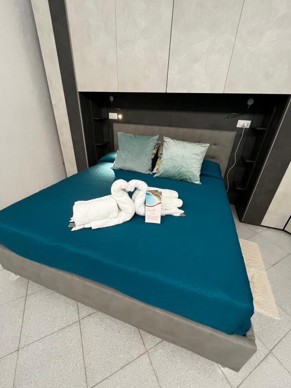 - un lit avec des serviettes dans l'établissement Tasinanta casa vacanze, à Santa Luria