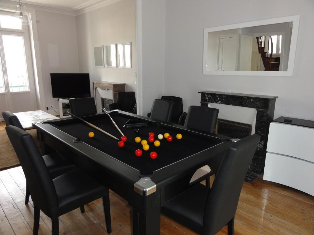 un salon avec une table de billard et des chaises dans l'établissement Villa HomeMalo, à Saint-Malo