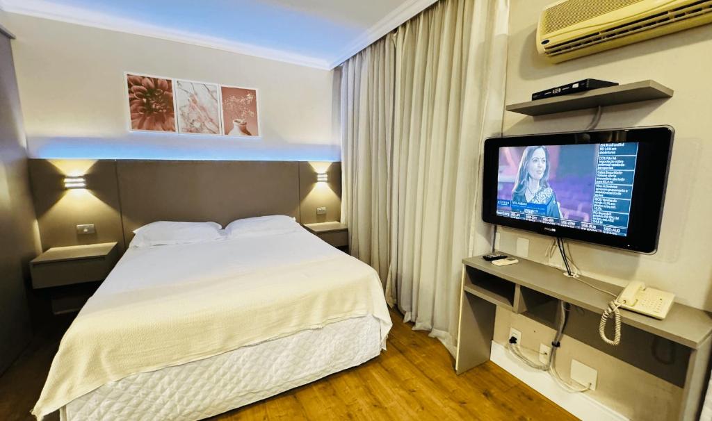 een hotelkamer met een bed en een flatscreen-tv bij Hotel em Perdizes - FLAT404 - By TorresGuest in Sao Paulo