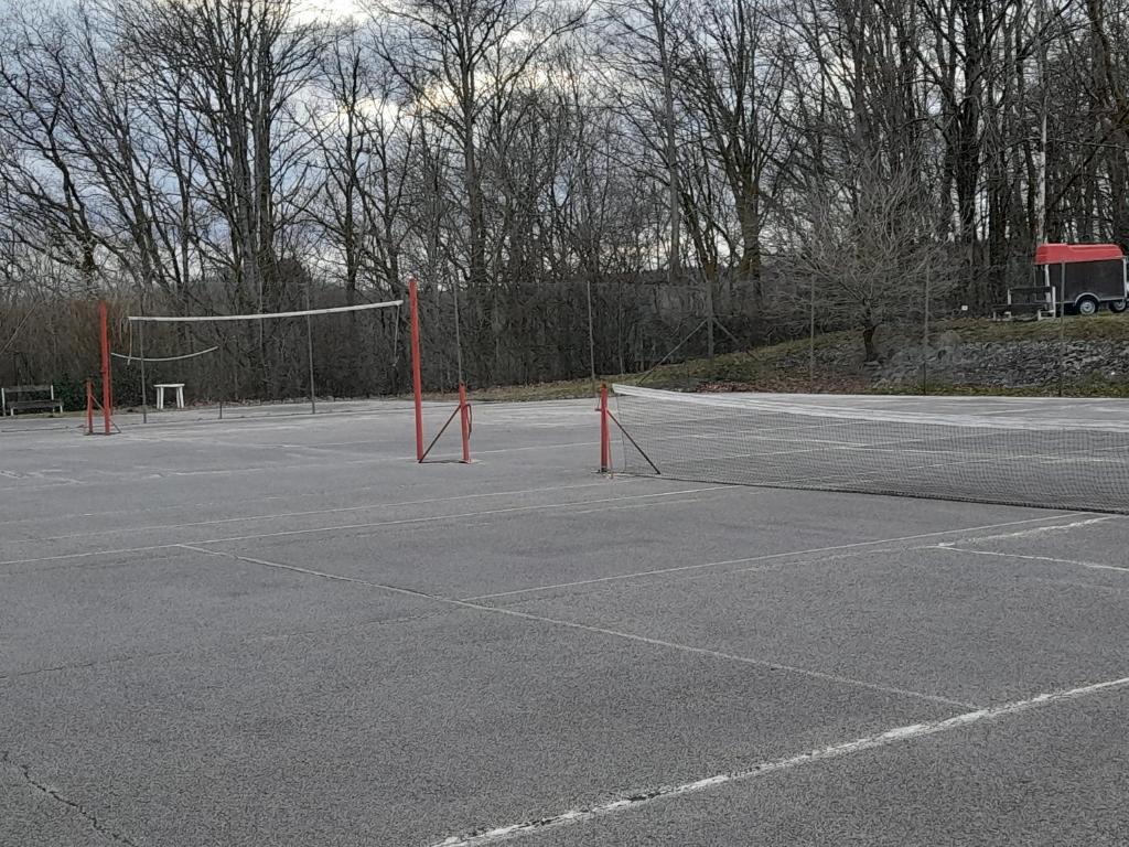 Tenis a/nebo squash v ubytování Le Sentier des Lavandes nebo okolí