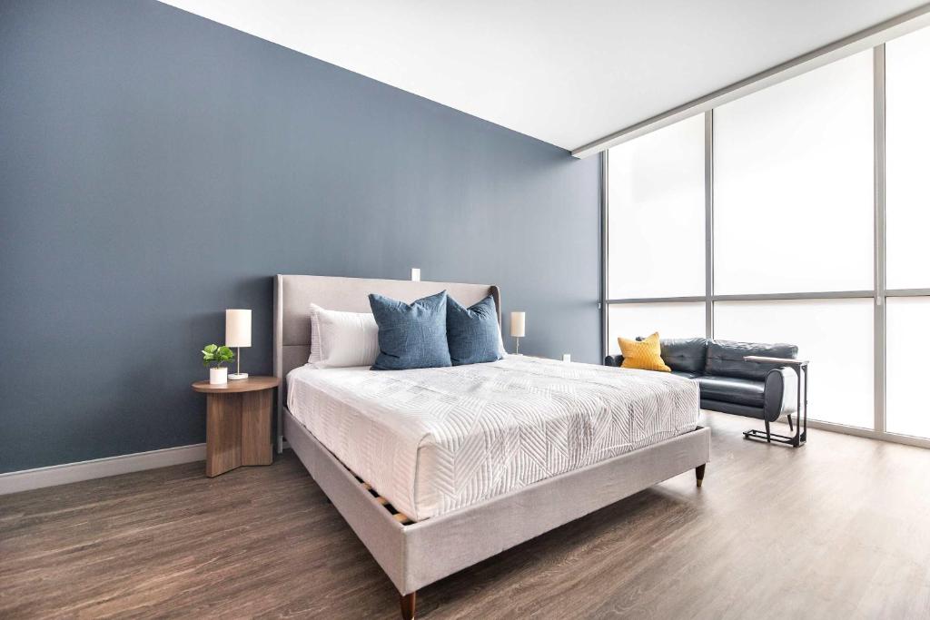 Un dormitorio con una cama grande con paredes azules. en Steps from Atrium Cozy Macon Getaway, en Macon