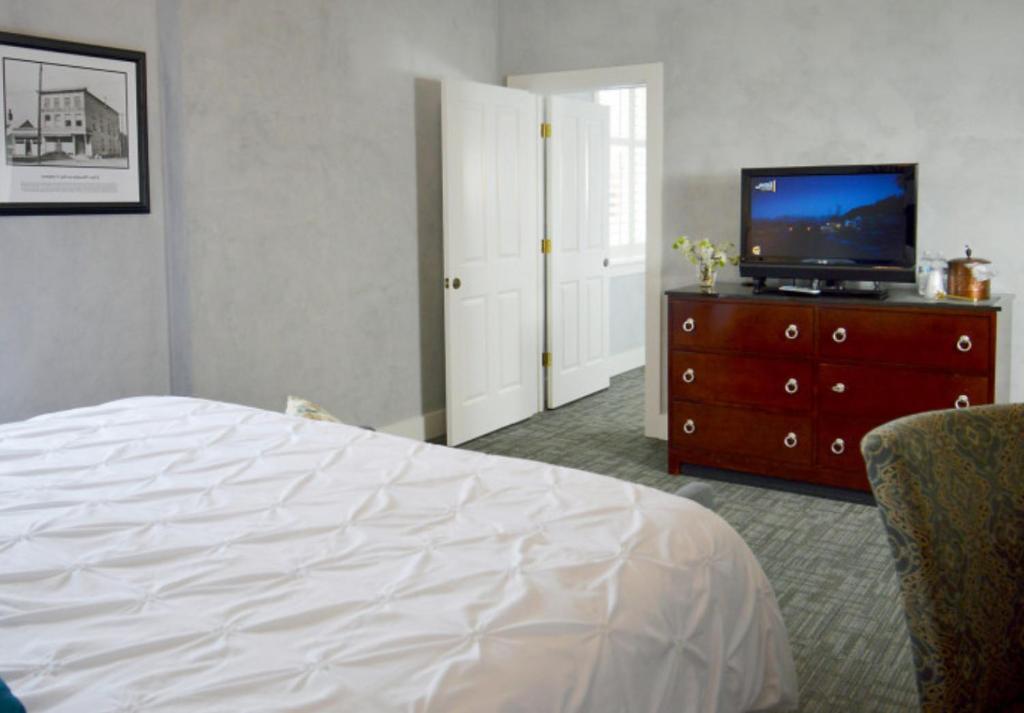TV a/nebo společenská místnost v ubytování Hotel Audubon