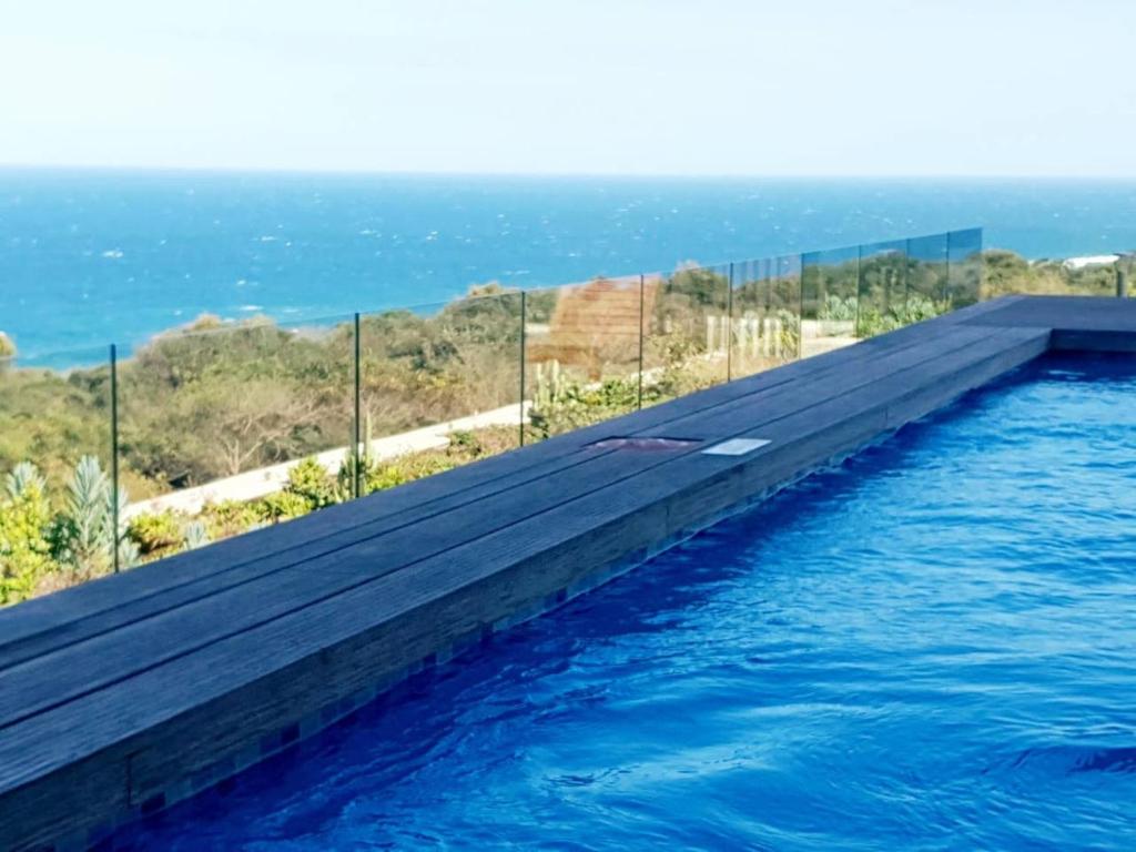 ウムランガにあるOceanDune 332 Luxury Apartmentの海を背景にしたプール