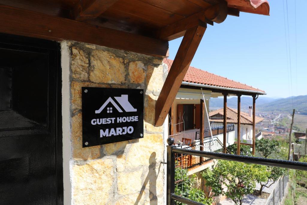 ベラトにあるGuest House Marjoの建物の横にゲストハウス・マルコを読む看板