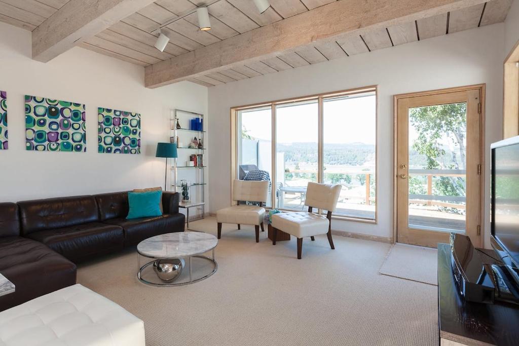 ein Wohnzimmer mit Sofa und Tisch in der Unterkunft Riverdell - Great Views of the Columbia Gorge and White Salmon River in Hood River