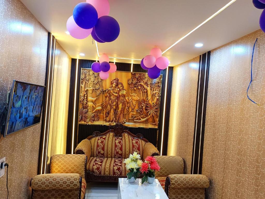 une chambre avec un trône avec des ballons violets et un tableau dans l'établissement Haveli Heritage --- 200 Meters from Nizamuddin Railway Station, à New Delhi
