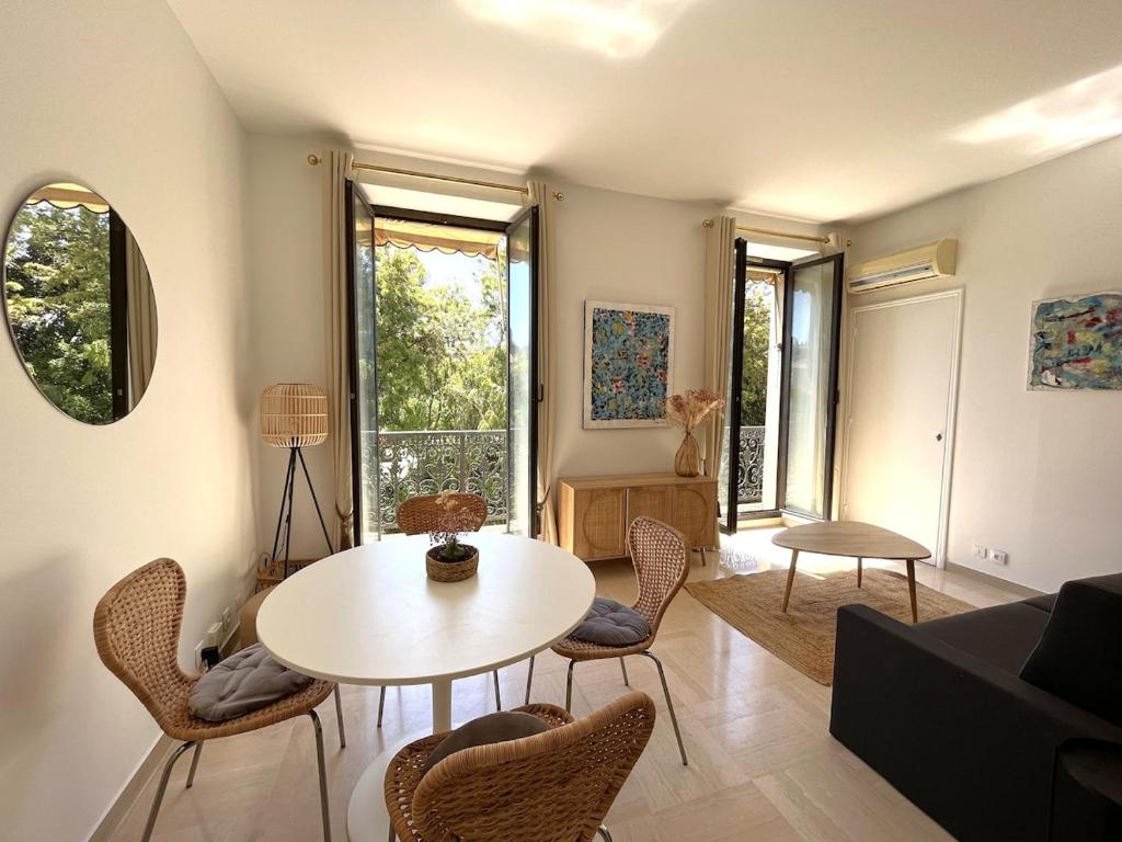 un salon avec une table et des chaises dans l'établissement Beautiful studio with parking place Massena, à Nice