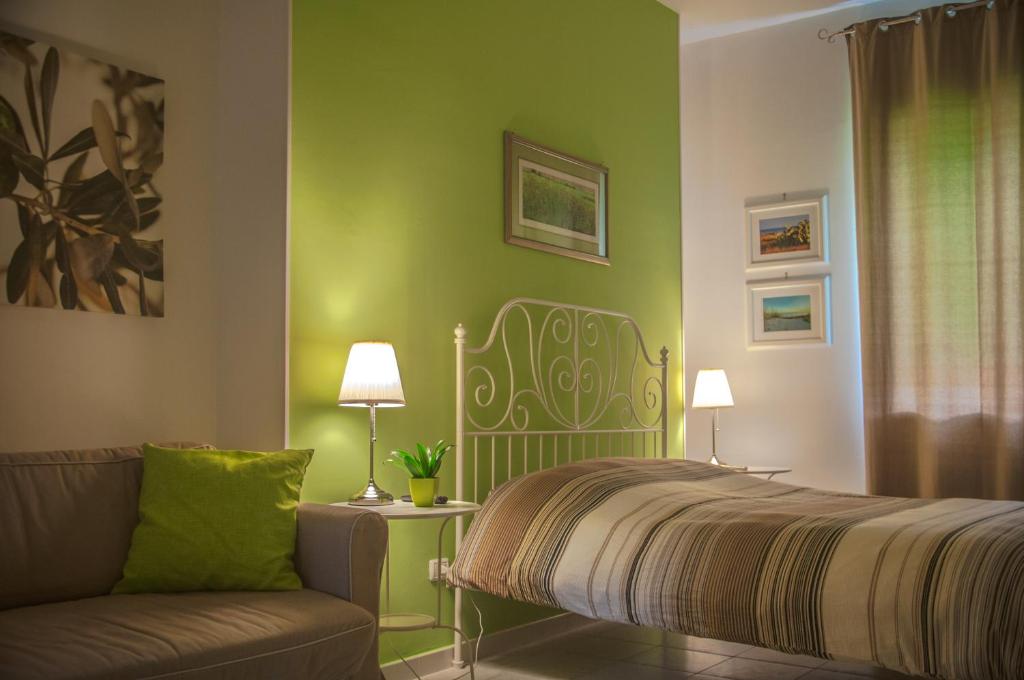 a green bedroom with a bed and a couch at B&B Le Comari Salentine in Lecce