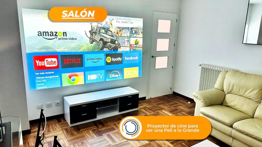 a living room with a tv and a couch at La Casa Mágica in Burgos