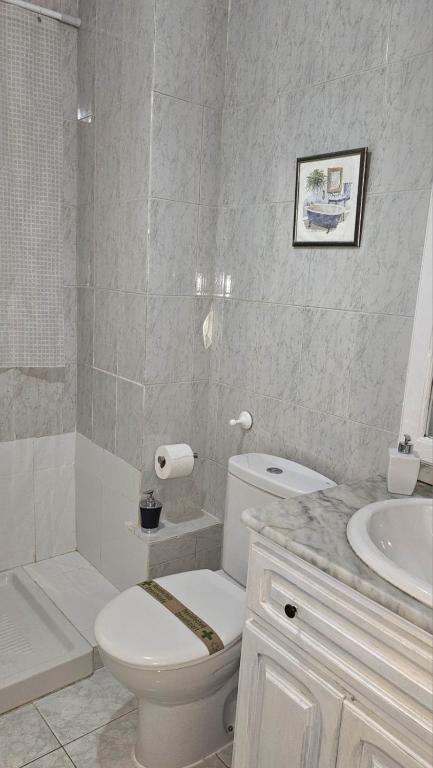 A bathroom at Ideal Holiday Apartment City Center