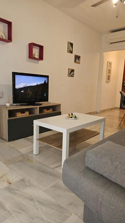 A television and/or entertainment centre at Ideal Holiday Apartment City Center