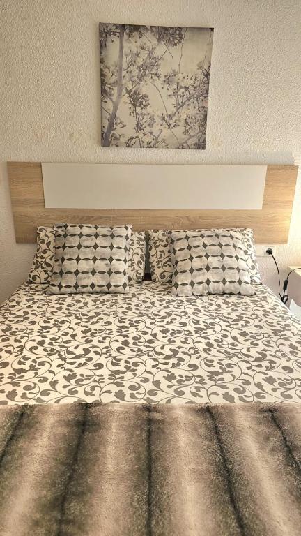 A bed or beds in a room at Ideal Holiday Apartment City Center