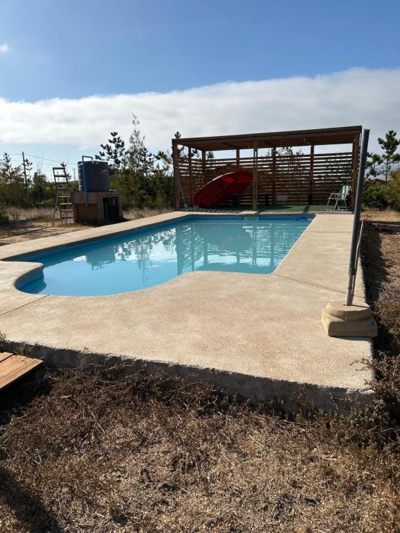 Bazén v ubytování Cabaña con Piscina Guanaqueros nebo v jeho okolí