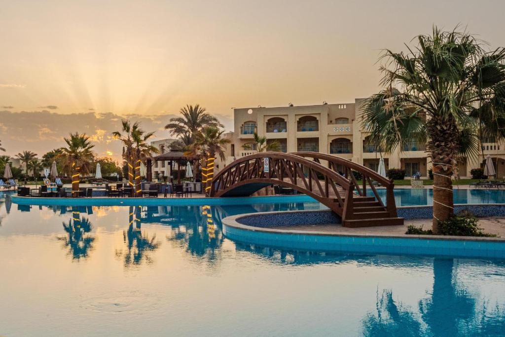 Bazén v ubytování Sataya Resort Marsa Alam nebo v jeho okolí