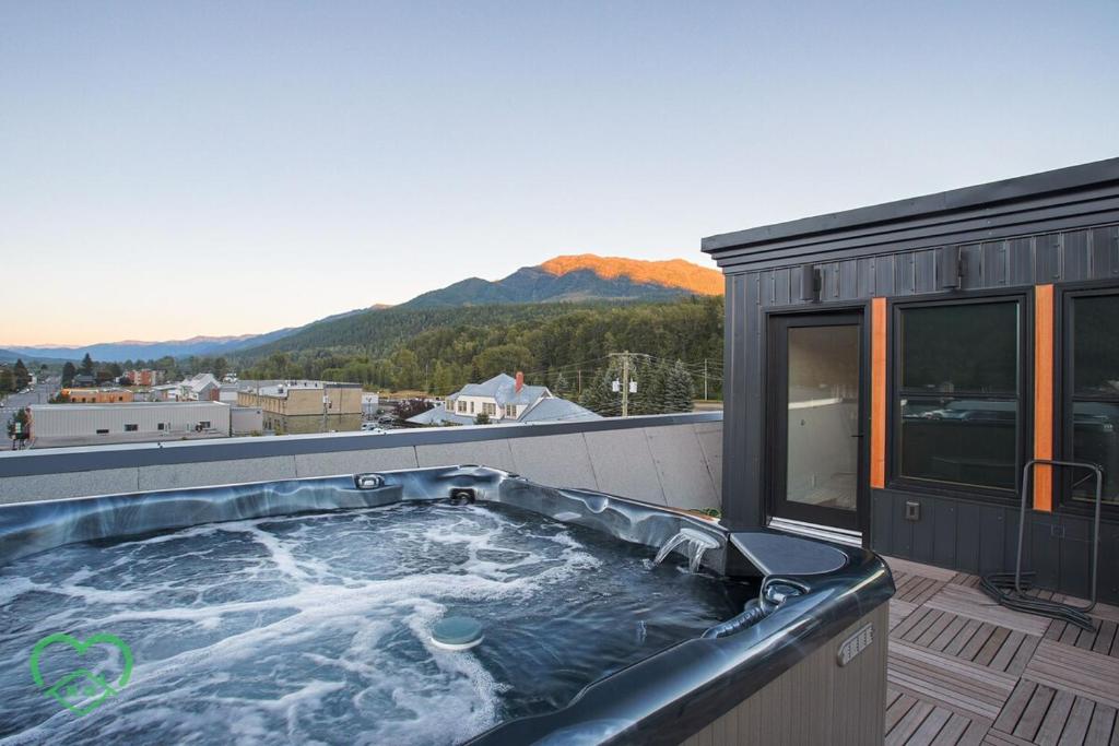 Fresh Look at Downtown Loft With Rooftop Hot Tub By Stayin Fernie Updated