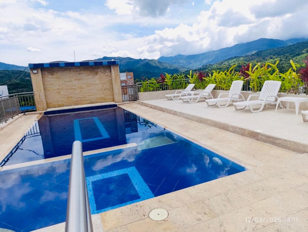Nespecifikovaný výhled na hory nebo výhled na hory při pohledu z hotelu