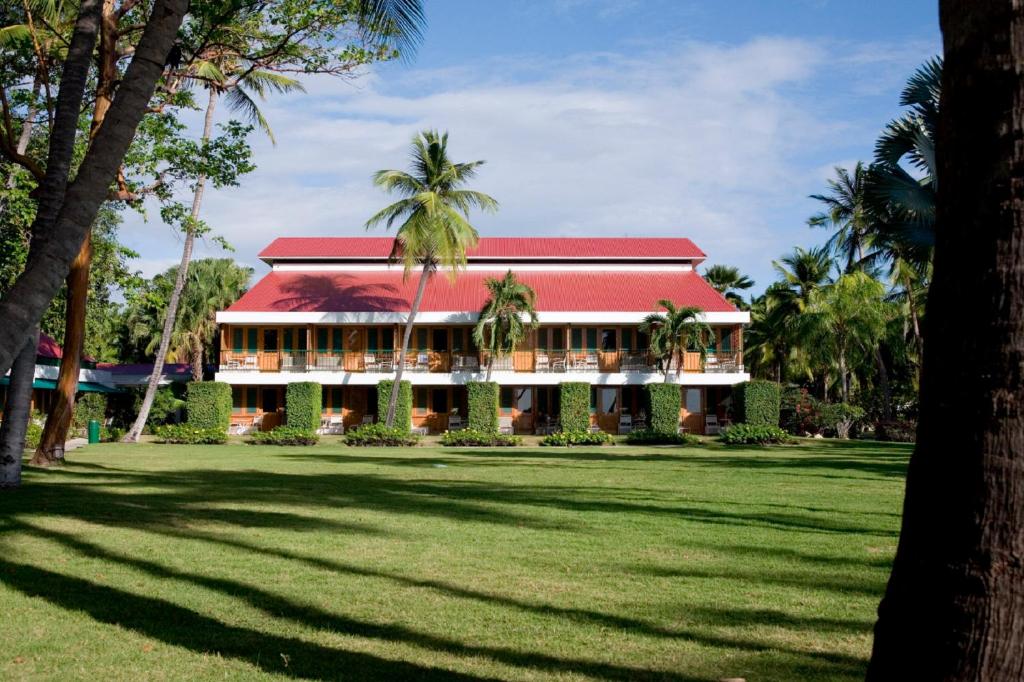 un edificio con techo rojo y palmeras en Copamarina Beach Resort & Spa, en Guánica