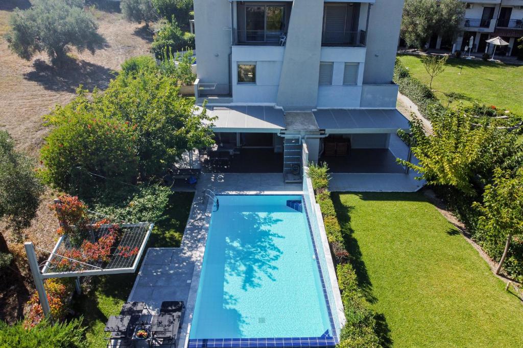 Piscina di Deluxe Chrousso Pool Villa o nelle vicinanze