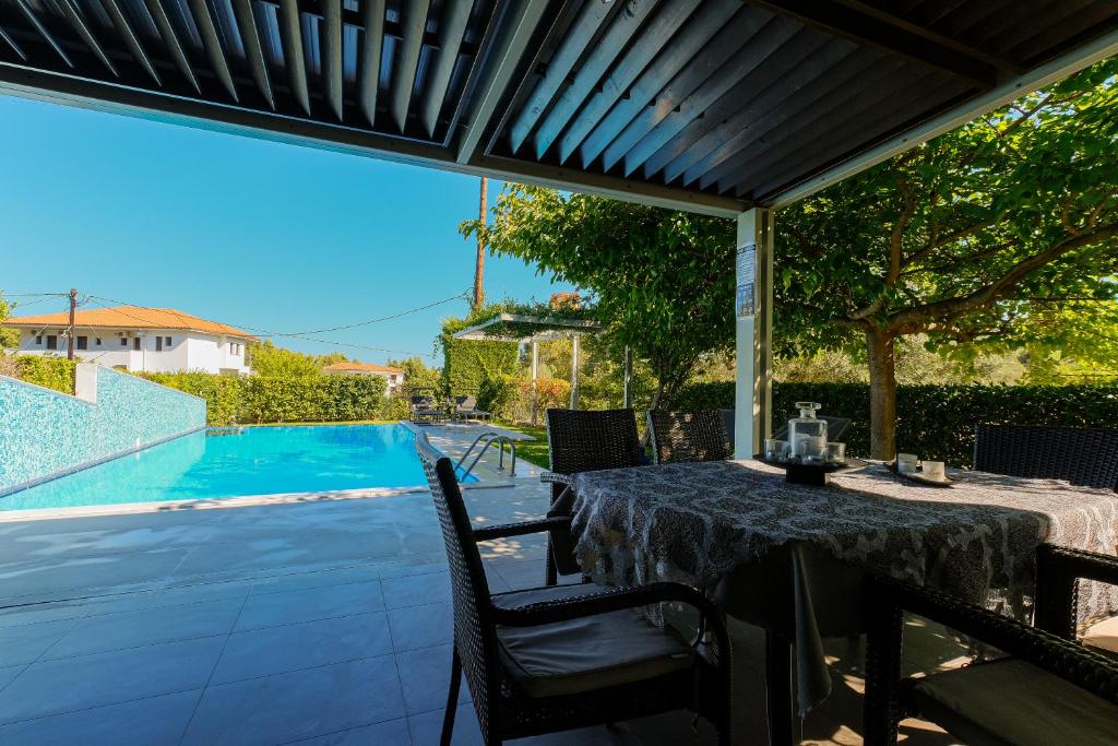 Piscina di Deluxe Chrousso Pool Villa o nelle vicinanze