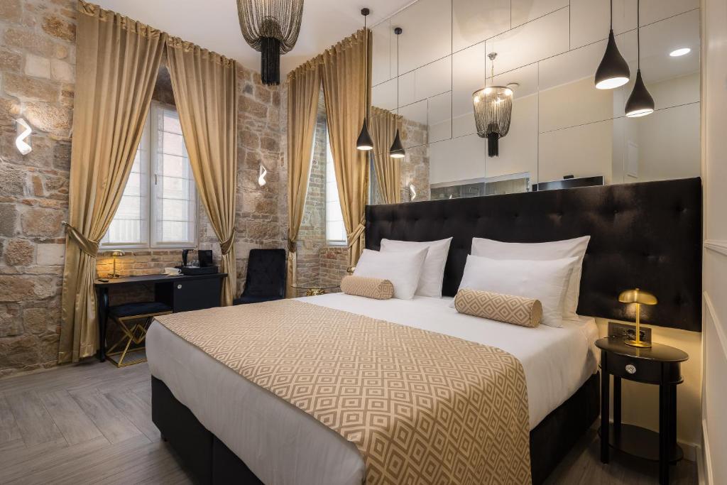 เตียงในห้องที่ Luxury rooms GOLDEN PALACE CityCentre right next to Diocletian's Palace