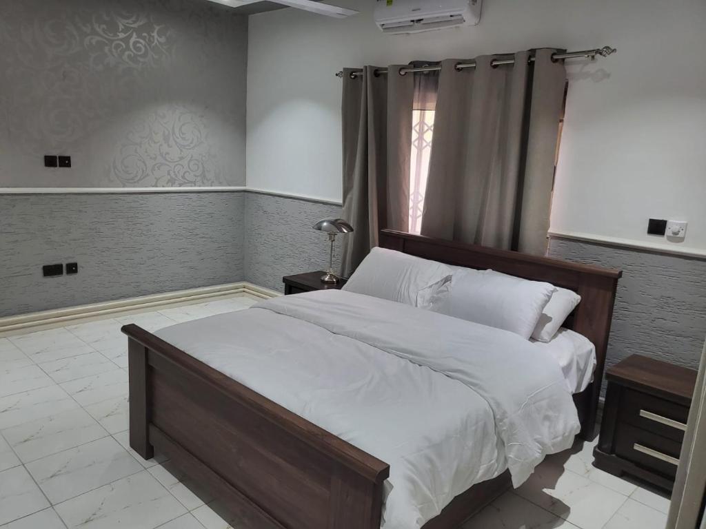ein Schlafzimmer mit einem großen Bett und einem Fenster in der Unterkunft Ghanastays in Accra