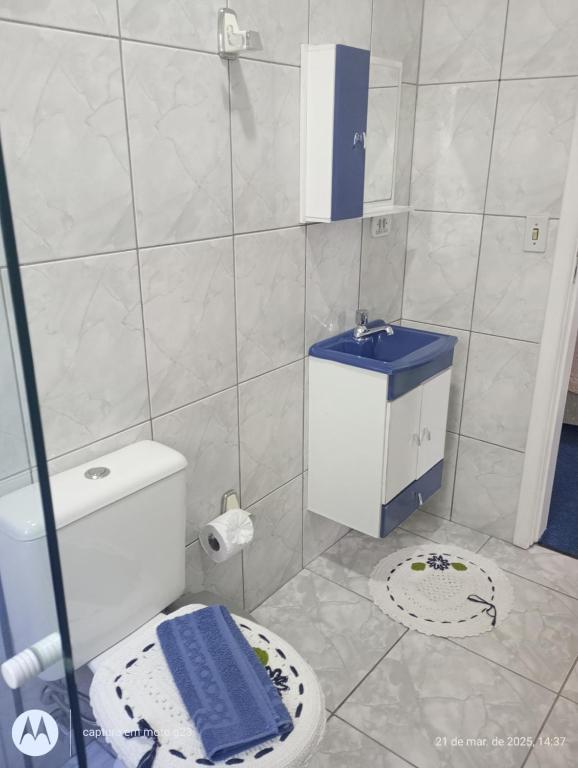 カンポス・ド・ジョルドンにあるKitnet Privativa no Portal de Campos do Jordãoのトイレと洗面台のある小さなバスルーム