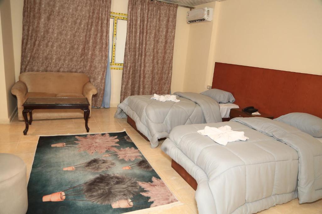 Postel nebo postele na pokoji v ubytování verssailles pyramids hotel