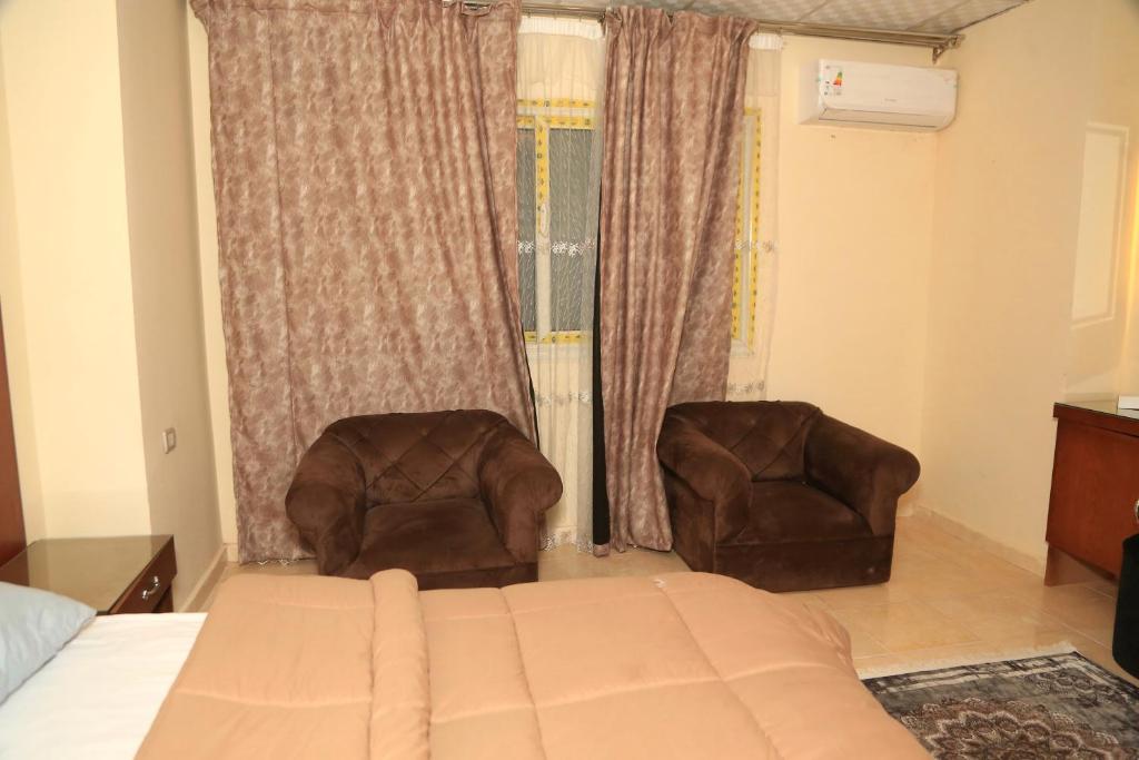 Postel nebo postele na pokoji v ubytování verssailles pyramids hotel