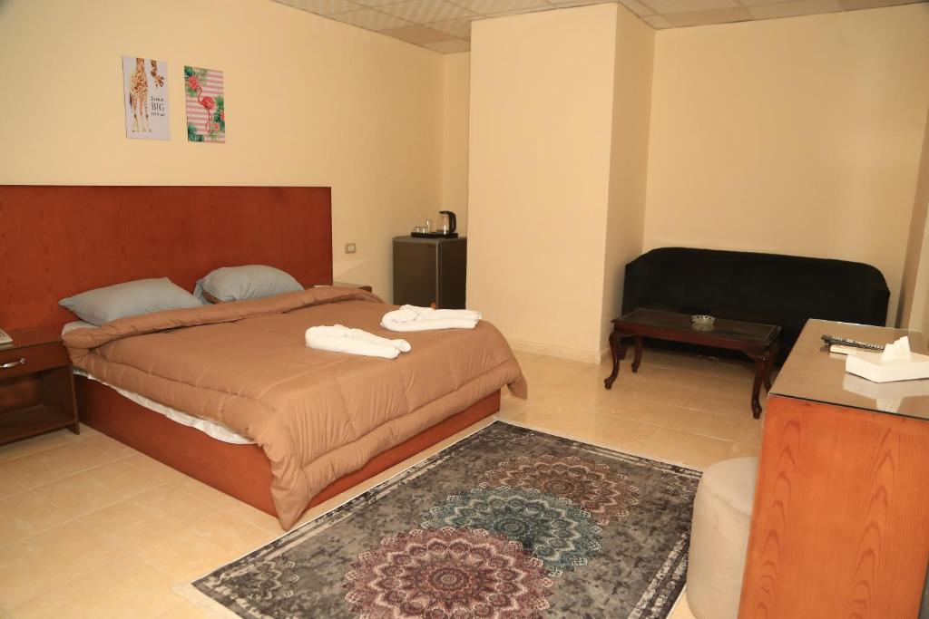 Postel nebo postele na pokoji v ubytování verssailles pyramids hotel