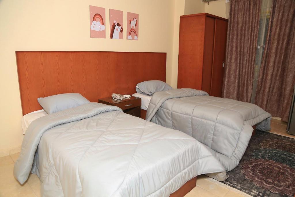 Postel nebo postele na pokoji v ubytování verssailles pyramids hotel
