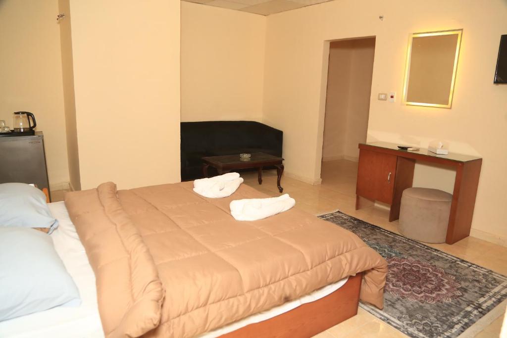 TV a/nebo společenská místnost v ubytování verssailles pyramids hotel