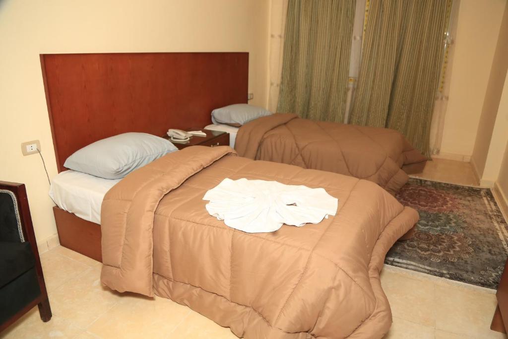 Postel nebo postele na pokoji v ubytování verssailles pyramids hotel