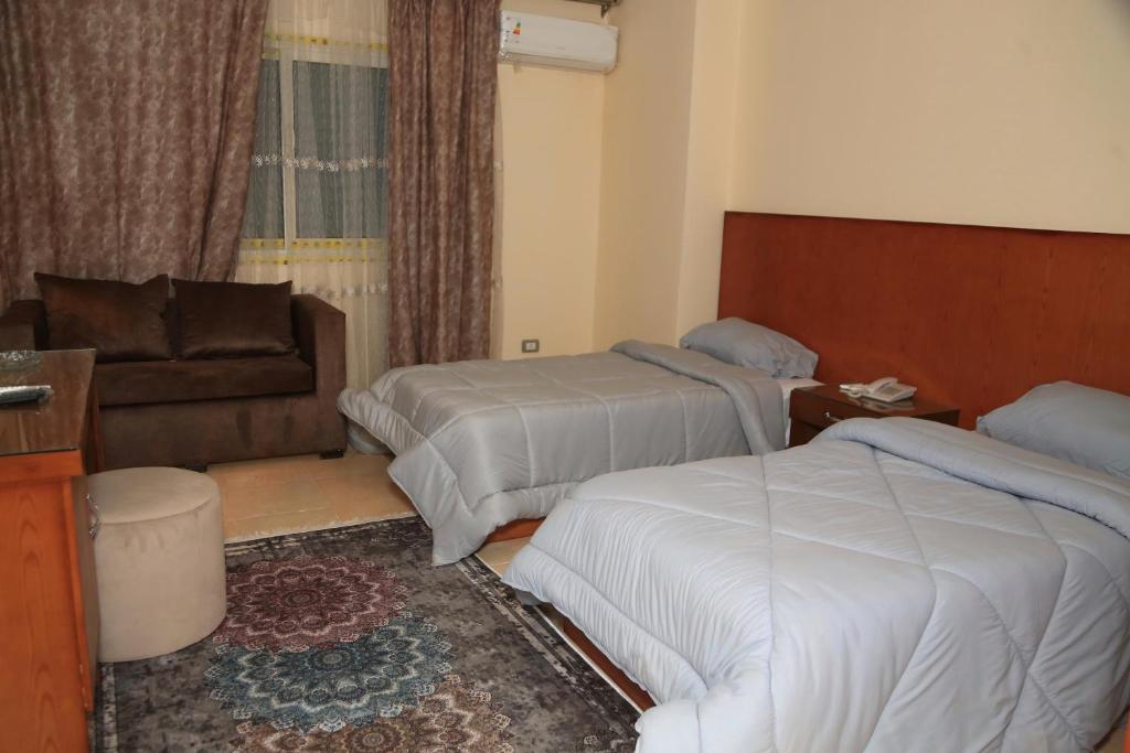 Postel nebo postele na pokoji v ubytování verssailles pyramids hotel